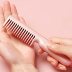 Wireless anti-scald rechargeable straightening comb